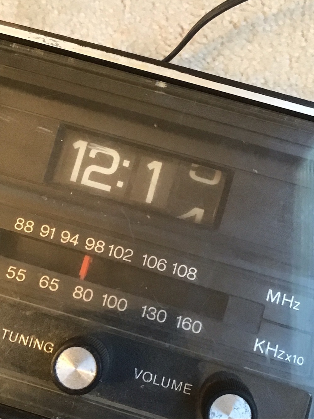 Vintage General Electric AM/FM Flip Clock Radio Alarm, model no. 7-4415B Works - Picture 12 of 15